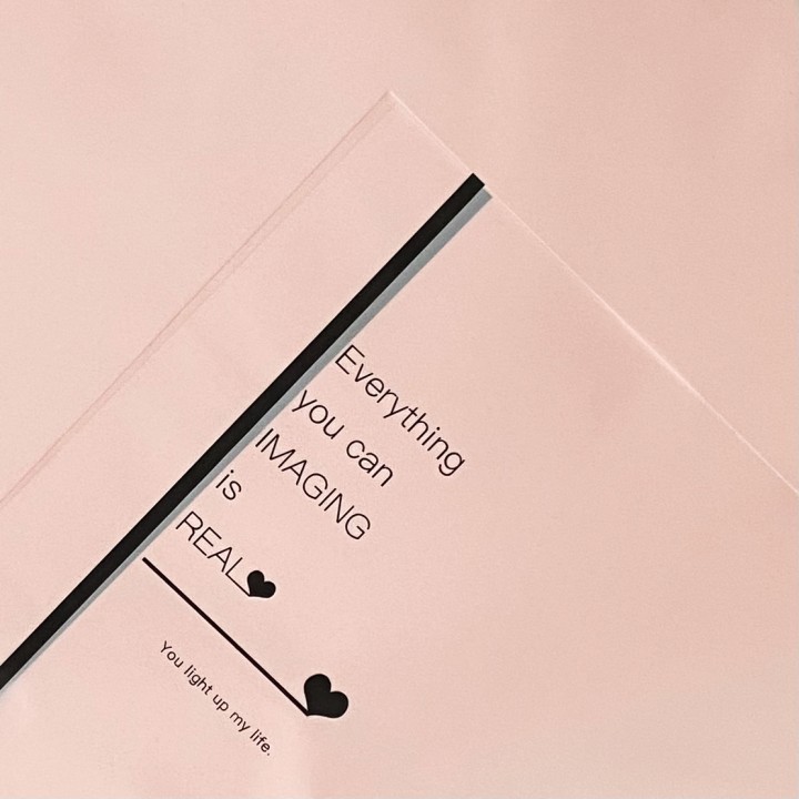Бумага упаковочная  розовая с надписью 55х55 см.